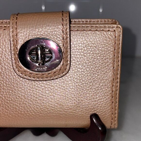 Coach Wallet Golden Tan Pearlized Metallic Pebbled Leather Twistlock Wallet NWT - Picture 3 of 16